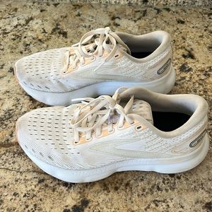 Size 7 Brooks   White and peach- muted colors